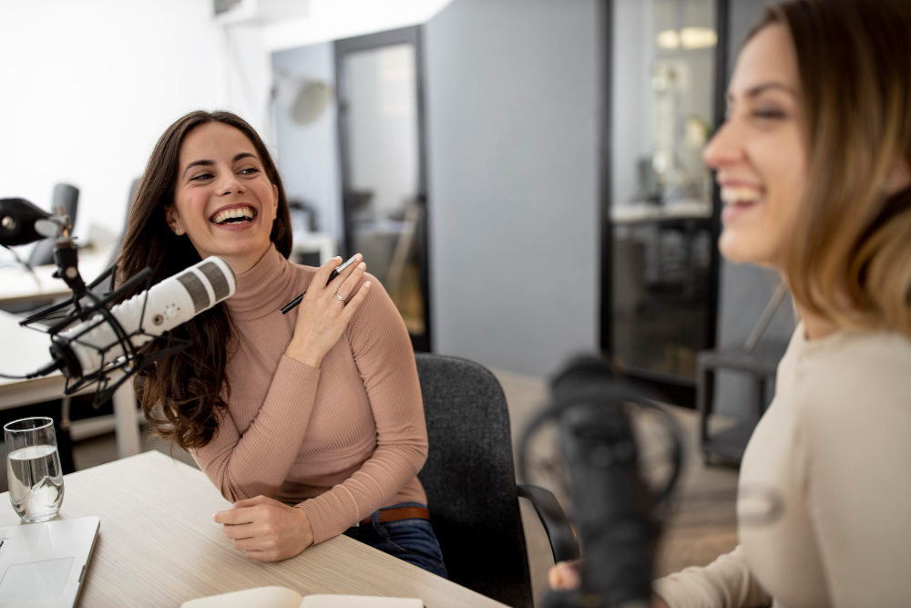 foto de duas mulheres gravando podcast